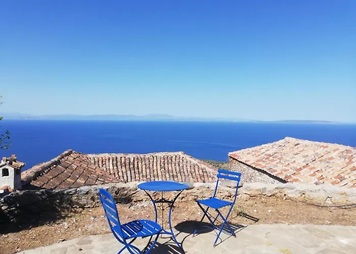 The Traditional Hause With The View Leonídio