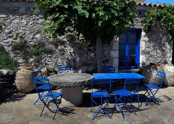 The Traditional Hause With The View Leonídio