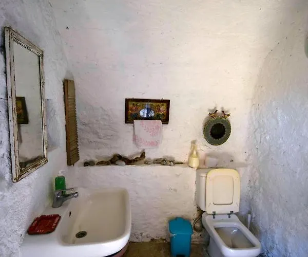 The Traditional Hause With The View Leonídio