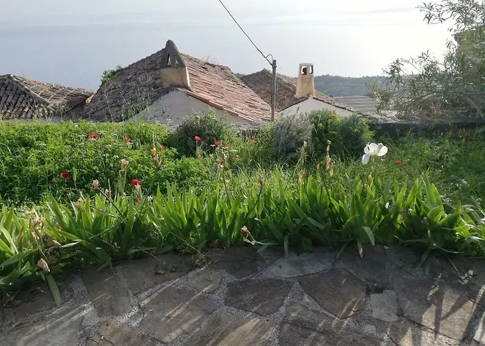 The Traditional Hause With The View Leonídio